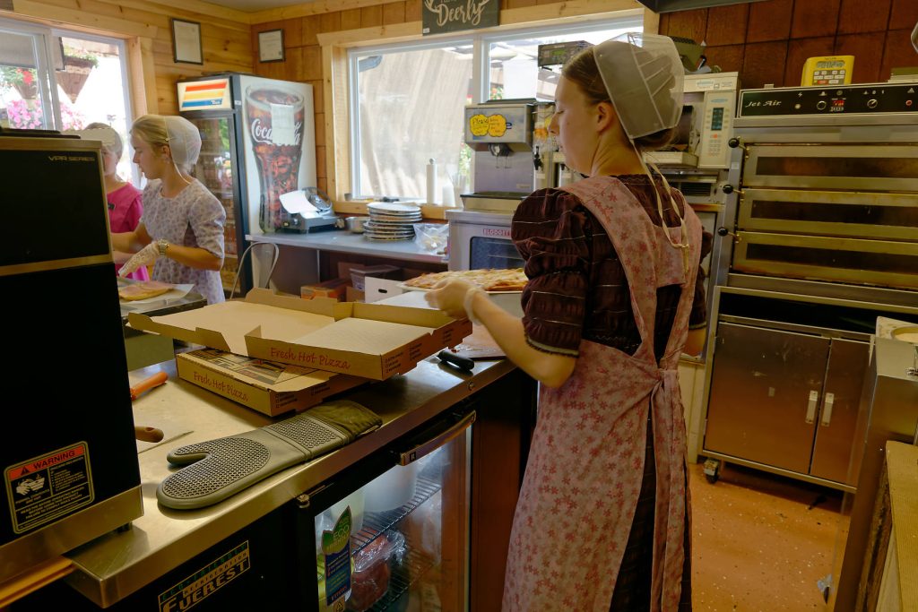 Amish and Mennonite of Tennessee lady baker. Amish and Mennonite of Tennessee lady baker.